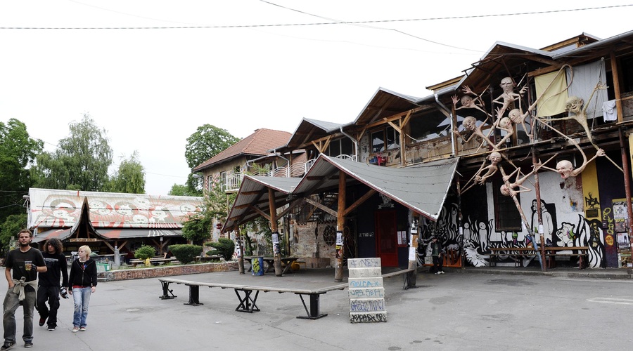 Ducat Maročanov z bokserji, palicami, razpršilci in mačetami nad klub na Metelkovi (policijo čakali več kot uro!) (foto: Bor Slana/Bobo)