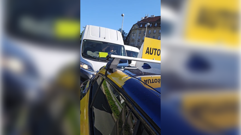Inštruktor ni mogel verjeti, kaj je naredil voznik za njim: “Kaj si ti nor?!”