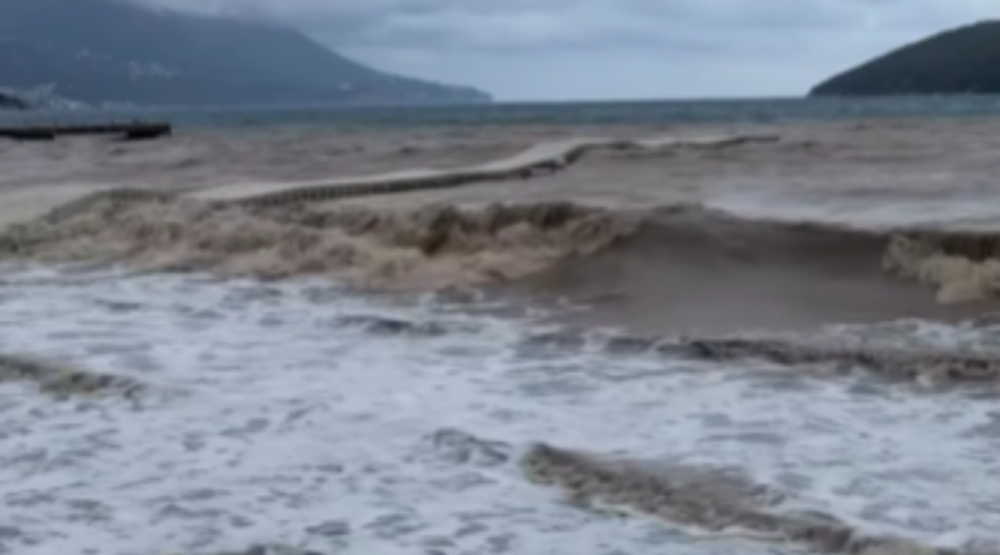 "Kaj za vraga se tukaj dogaja?!" Grozljiv prizor z znane plaže na Jadranu (VIDEO) (foto: Instagram/posnetek zaslona)