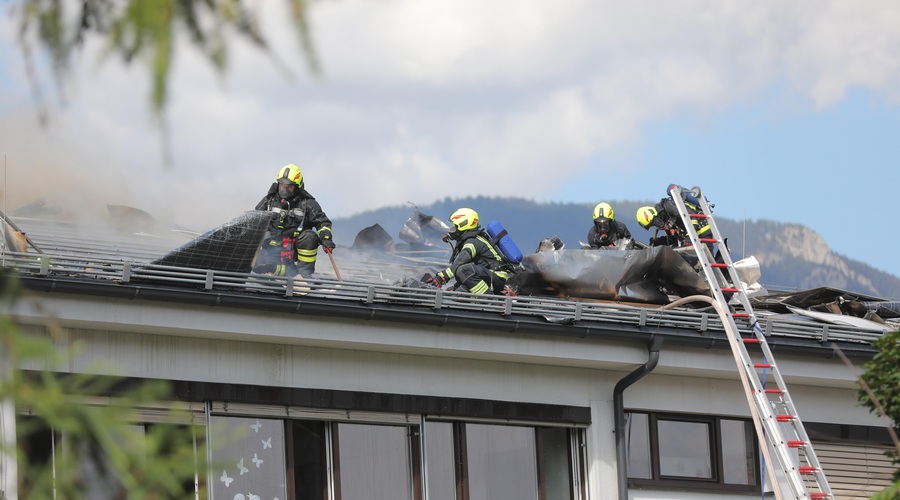 Tržič: ko je zagorelo, je bilo v šoli 40 učencev in osem zaposlenih (VIDEO) (foto: Bobo)