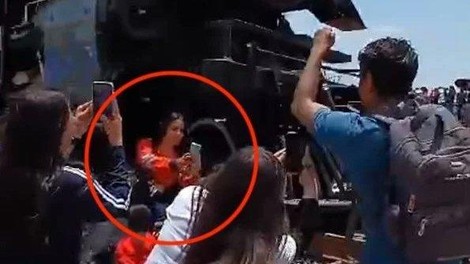 Trenutek neprevidnosti jo je stal življenja: žensko pred očmi sina zbil vlak