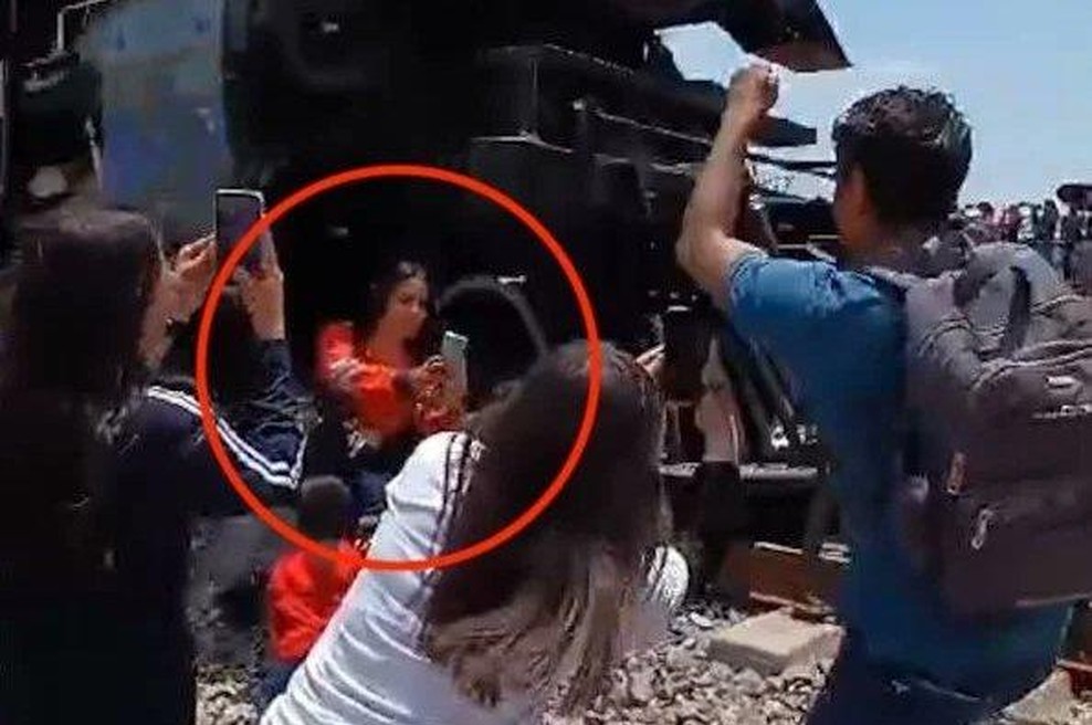 Trenutek neprevidnosti jo je stal življenja: žensko pred očmi sina zbil vlak (foto: Twitter/RealWorldRwl)