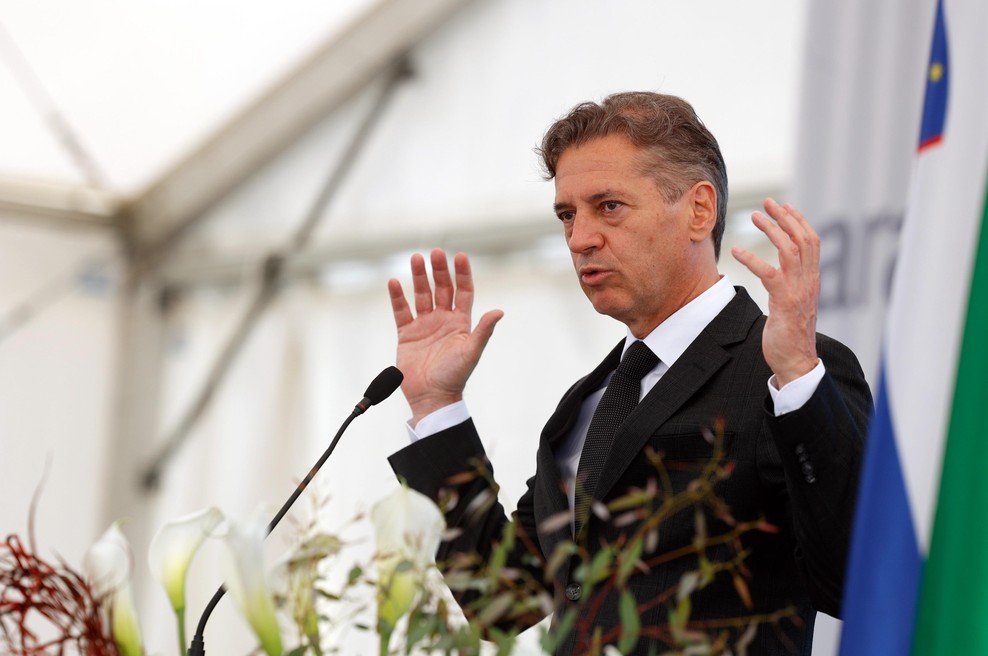 Premier Robert Golob je lani napovedal nakup dveh novih namenskih helikopterjev za izvajanje helikopterske nujne medicinske pomoči: "To je velik korak za slovenske paciente in naš zdravstveni sistem." (foto: Bobo)