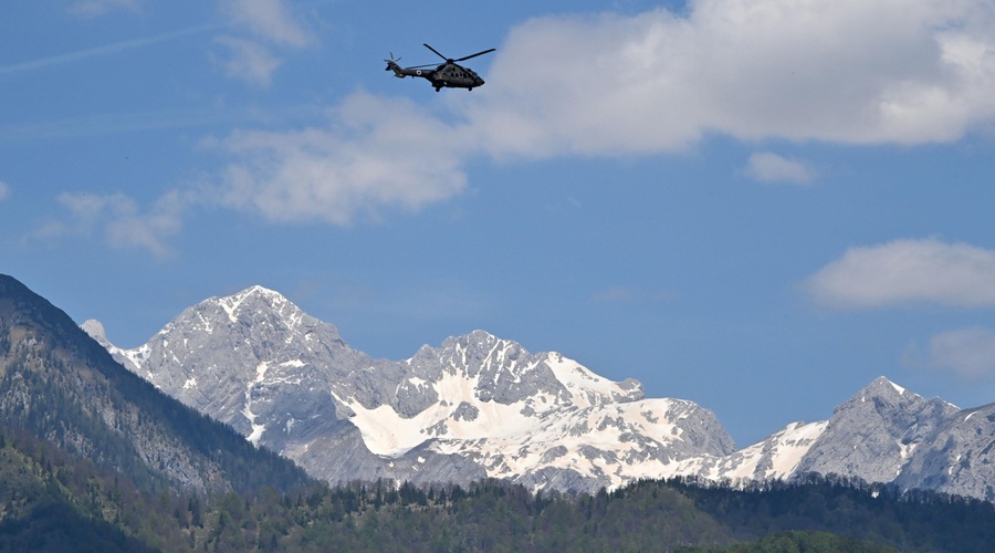 Na ministrstvu so izključili edino ponudbo za nakup reševalnih helikopterjev. (foto: Žiga Živulovič jr./Bobo)