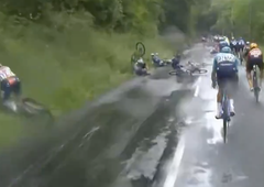 Kakšna drama! V množičnem padcu poškodovanih več kolesarjev, na tleh tudi Roglič (VIDEO)