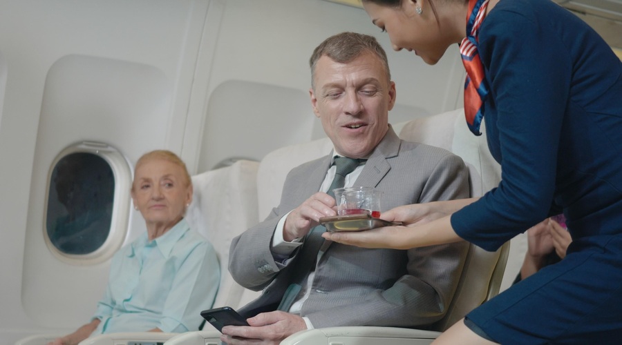 Nikoli si ne bi mislili, kaj lahko pitje alkohola na letalu naredi vašemu telesu (foto: Profimedia)