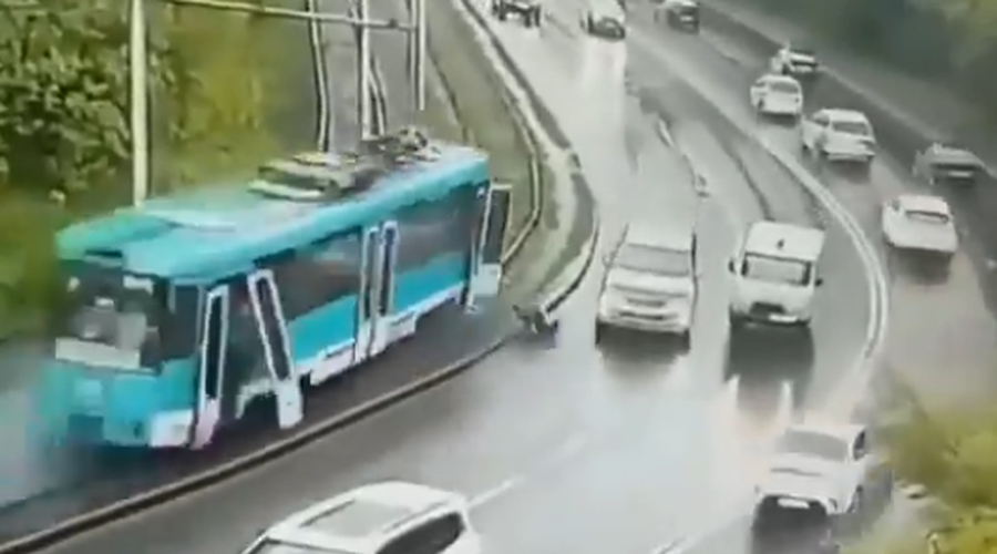 Srhljiv prizor, ki ni za vsakogar: huda prometna nesreča, ljudje popadali skozi okna, na koncu pa še ... (VIDEO) (foto: Omrežje X/posnetek zaslona)