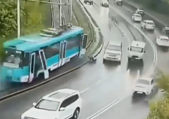 Srhljiv prizor, ki ni za vsakogar: huda prometna nesreča, ljudje popadali skozi okna, na koncu pa še ... (VIDEO)