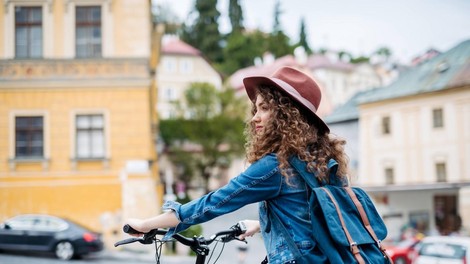 Skrb vzbujajoč svetovni fenomen pojasnjen: dekleta po vsem svetu dobivajo menstruacijo prezgodaj, krivo pa je ... (resnica vas bo šokirala)