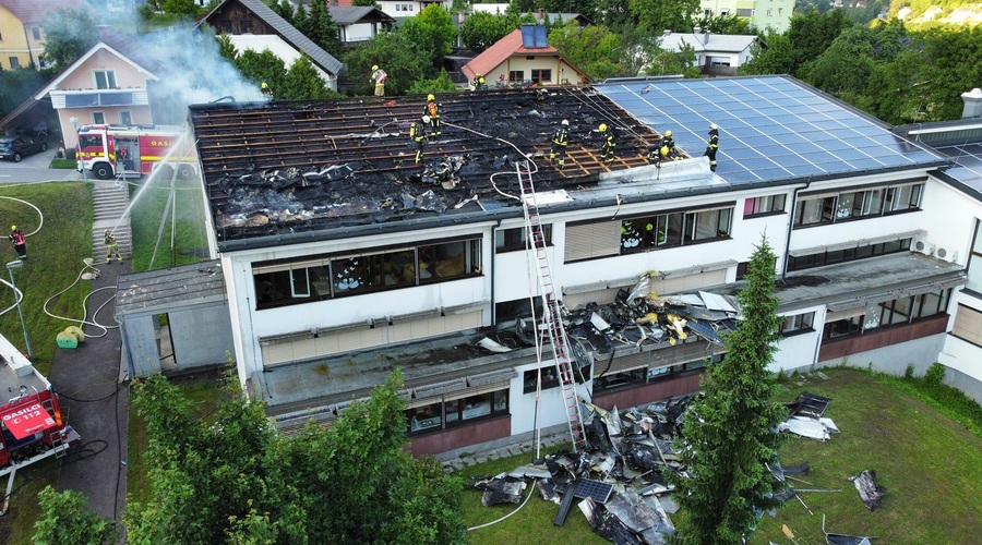 Človeka stisne pri srcu: dan po požaru na šoli čistijo in popisujejo gromozansko škodo. Je že znan vzrok? (foto: Facebook/PGD Tržič)