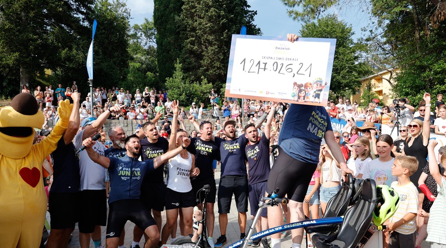 Solze sreče in olajšanja ob končani akciji Deželak Junak: "Hvalaaaaa zlata Slovenija!" (FOTO) (foto: Otton Zajec)