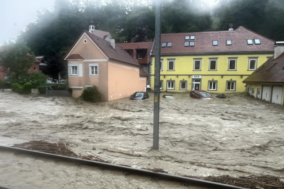 Grozljivi prizori, ki spominjajo na avgustovske poplave: deroča voda na avstrijskem Štajerskem odnašala avtomobile (foto: Facebook Feuerwehr Deutschfeistritz)