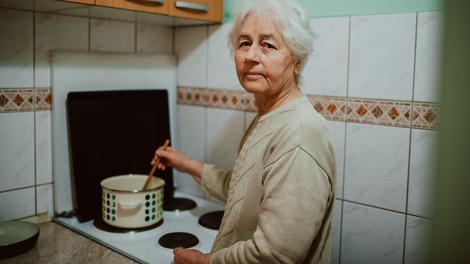 Babica za štedilnikom kuha
