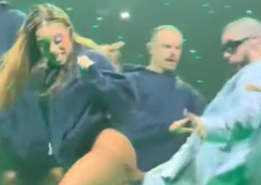 Kaos na odru, ki je postal pravi hit: plesalkine nogavice so se zataknile za pevčevo zadrgo, nato je sledilo ... (VIDEO)