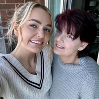 Mama in hči delata selfie