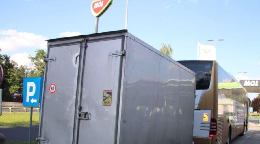 Šok za policiste: romunski avtobus je za sabo vlekel z vrvmi privezano prikolico (FOTO) (foto: PU Celje)