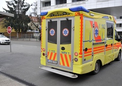 Huda prometna nesreča v bližini Stične: pijan voznik tovornega vozila prevozil otroka na mopedu