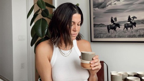 Ženska drži skodelico