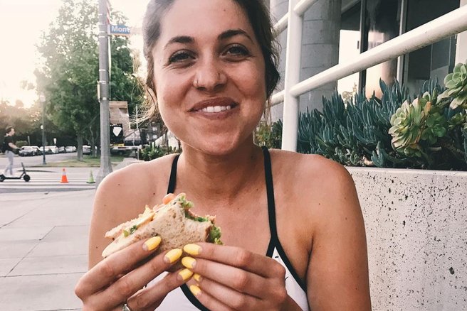 Ženska jé sendvič