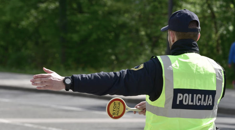 Odvetnik opozarja: "Ko vas ustavi policija, nikar ne odgovarjajte na to vprašanje" (foto: Bobo)