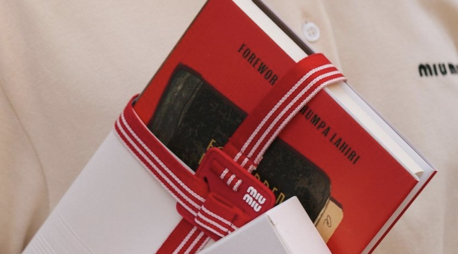 Ko se združita moda in literatura: tako se je priljubljena modna znamka lotila promocije branja (foto: Instagram/miumiu)