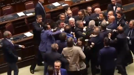 parlament, italija, pretep