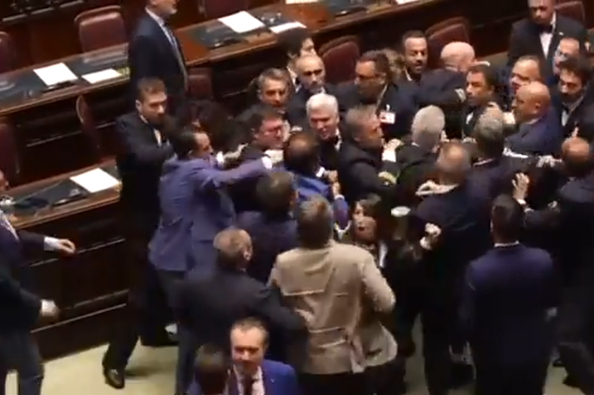parlament, italija, pretep