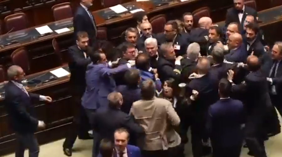 V parlamentu so se stepli: enega odpeljali v invalidskem vozičku (VIDEO) (foto: Twitter/Mapspolitics (posnetek zaslona))