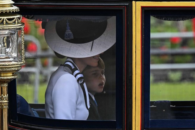 Veličasten dan v Angliji: nasmejana princesa Catherine s svojimi otroki veselo pozdravila vse prisotne (FOTO)