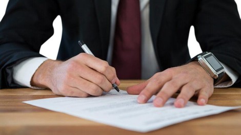 Razšla sta se pred 35 leti, zdaj bo zaradi njegove napake podedovala milijon