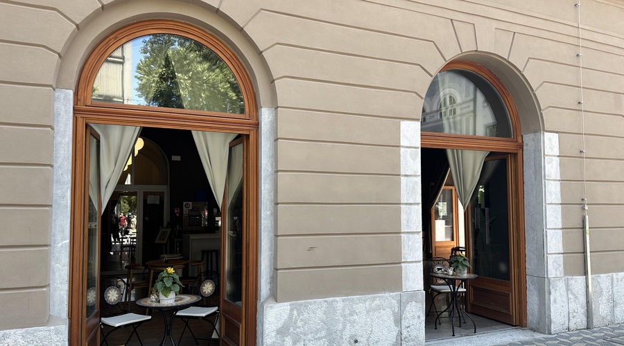 Nova kavarna v legendarni stavbi v središču Ljubljane: podnevi za opazovanje mestnega utripa, zvečer pa ... (foto: Metropolitan)