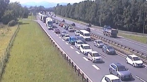 Prometna nesreča ohromila dolenjsko avtocesto, nastajajo daljši zastoji
