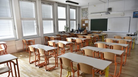 Prazna učilnica v šoli