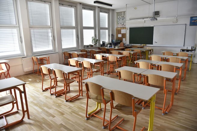Prazna učilnica v šoli