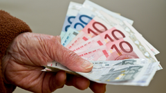 Povprečne plače iz meseca v mesec nižje, za koliko?
