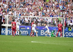FOTO in VIDEO: Pogačarjev trg zavzeli navijači, tekma je izenačena