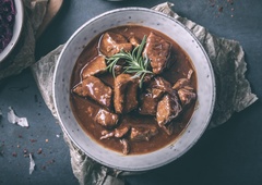 Preprost trik, ki poskrbi za nepozaben okus: goveji golaž bo popoln, če nikoli ne izpustite tega koraka