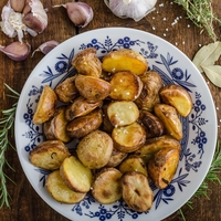 Pečen krompir na krožniku