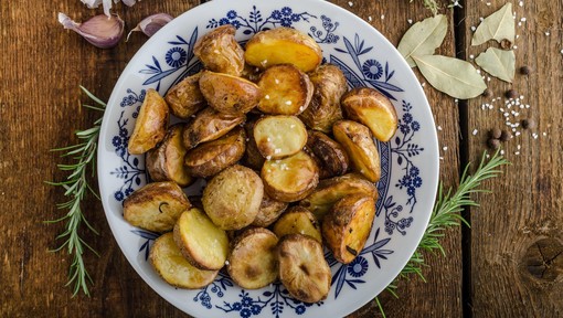Ste že poskusili pripraviti krompir na tak način? Presenetilo vas bo, da je najbolj hrustljav in ne peče v pečici