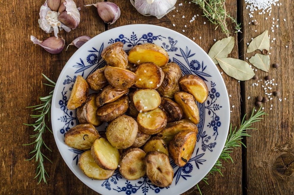 Ste že poskusili pripraviti krompir na tak način? Presenetilo vas bo, da je najbolj hrustljav in ne peče v pečici (foto: Profimedia)