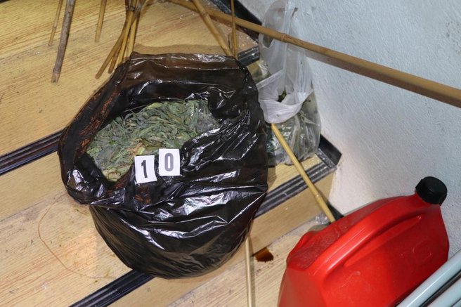 Novomeški policisti zasegli ogromne količine droge (osumljenci so elektro distributerje oškodovali za boleče zneske)