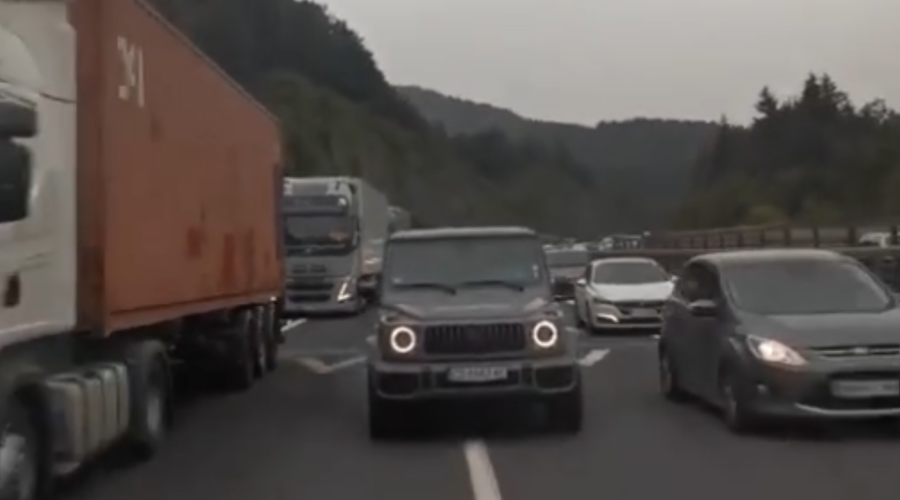 Nesprejemljivo početje tujega voznika, ki je brezbrižno izkoriščal reševalni pas na slovenski avtocesti (VIDEO) (foto: Facebook/Ustvarimo Reševalni pas na avtocestah)