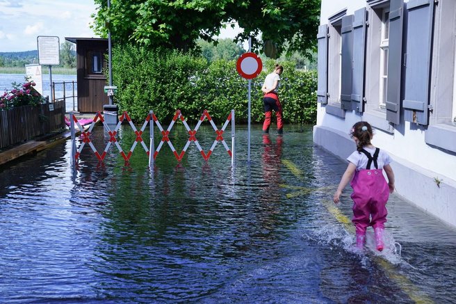 Po uničujočih poplavah: žensko rešili izpod kamenja in blata (dve osebi še pogrešani)