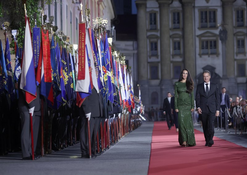 Tina Gaber je za tokratno priložnost izbrala dolgo bleščečo obleko.