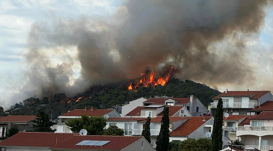 Požar nad glavnim mestom med Slovenci priljubljenega hrvaškega otoka: gasilci vso noč niso zatisnili očesa (foto: Facebook/Suzana Miličić)
