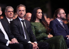 Je Tina Gaber z izbiro obleke brcnila v temo? Oglasila se je njena stilistka