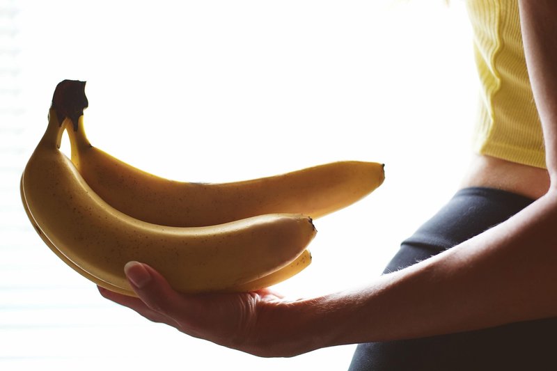 Uživajte živila, kot so ovseni kosmiči, rženi kruh, rjavi riž, kvinoja, sladki krompir, grah, banane, lečo ali mandlje.