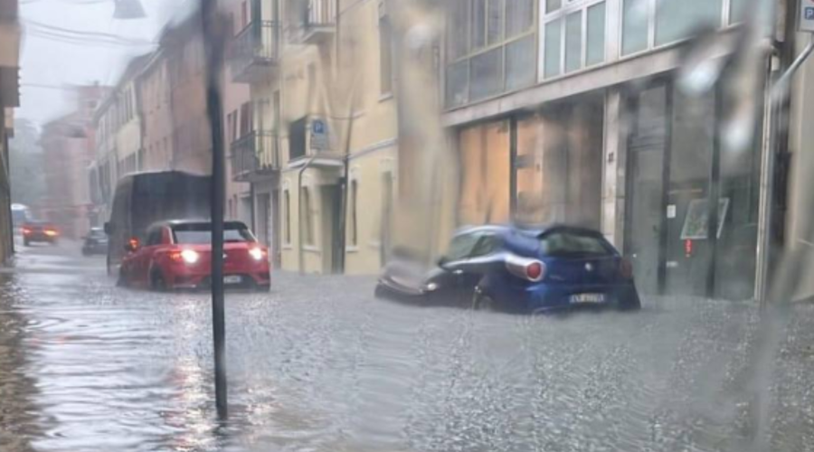 Huda ura na nebu, drama na tleh: več kot 200 klicev na pomoč, avtomobili pod vodo, opazili celo tornado! (foto: X/posnetek zaslona)