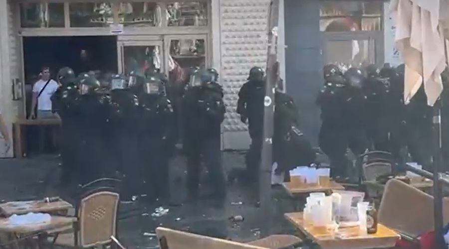 Pred tekmama v slovenski skupini hudi izgredi v Nemčiji: po zraku letelo vse živo, policija vrnila z dvojno mero (VIDEO) (foto: Nova.rs/posnetek zaslona)