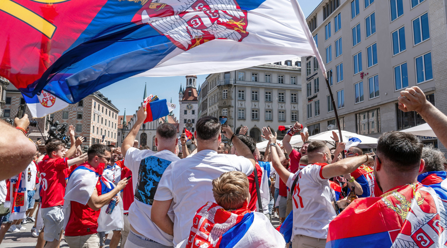 Jeza in razočaranje srbskih navijačev: svoje nogometaše izžvižgali in v njih metali plastične kozarce (foto: Profimedia)